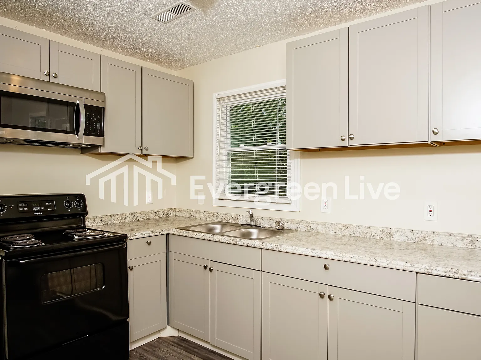 3 bed, 1.5 bath, 1031 sqft, $1,195 — Photo 4