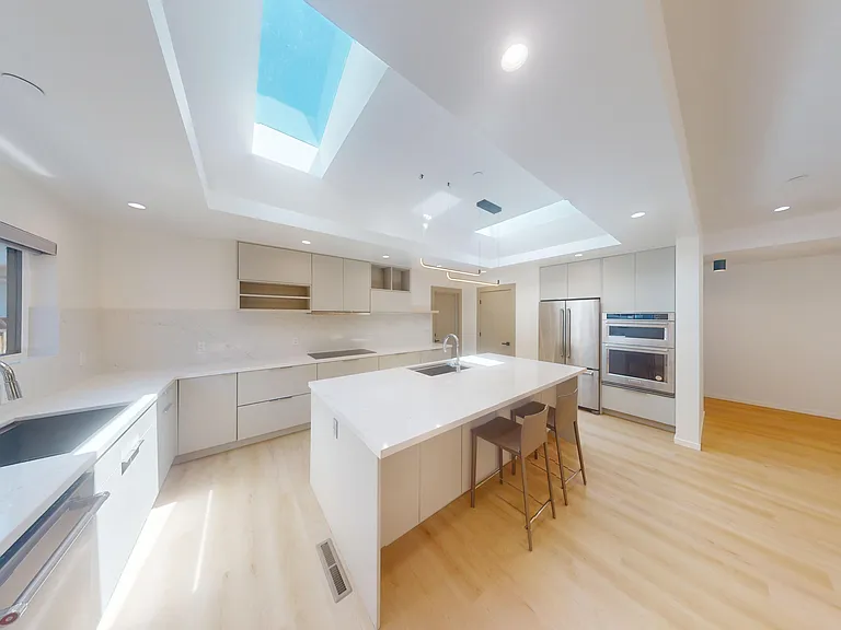 1257 Sleepy Hollow Ln — Photo 3