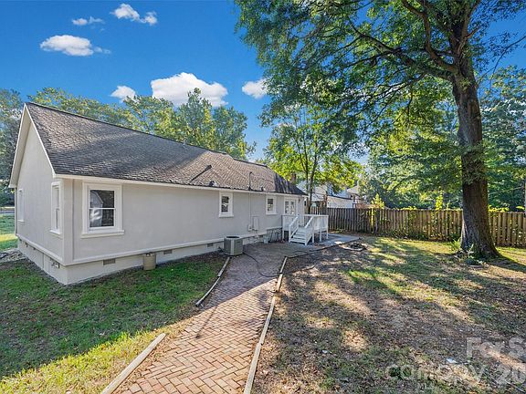 2nd image of 1167 Ebinport Rd