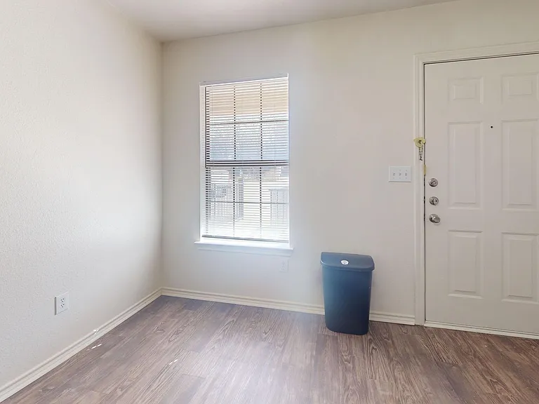 712 W Sycamore St — Photo 6