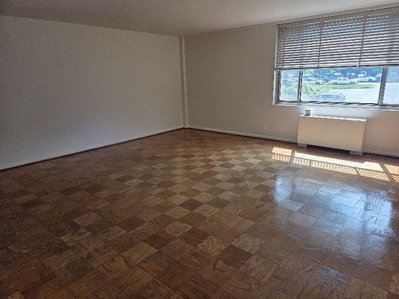 2nd image of 1215 Fort Myer Dr #307