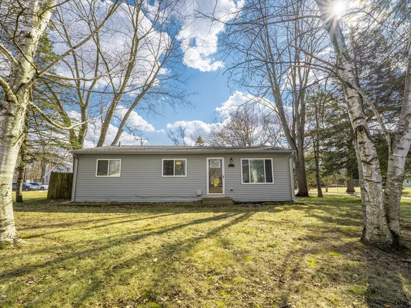 2220 Dean Dr, Highland, MI 48356