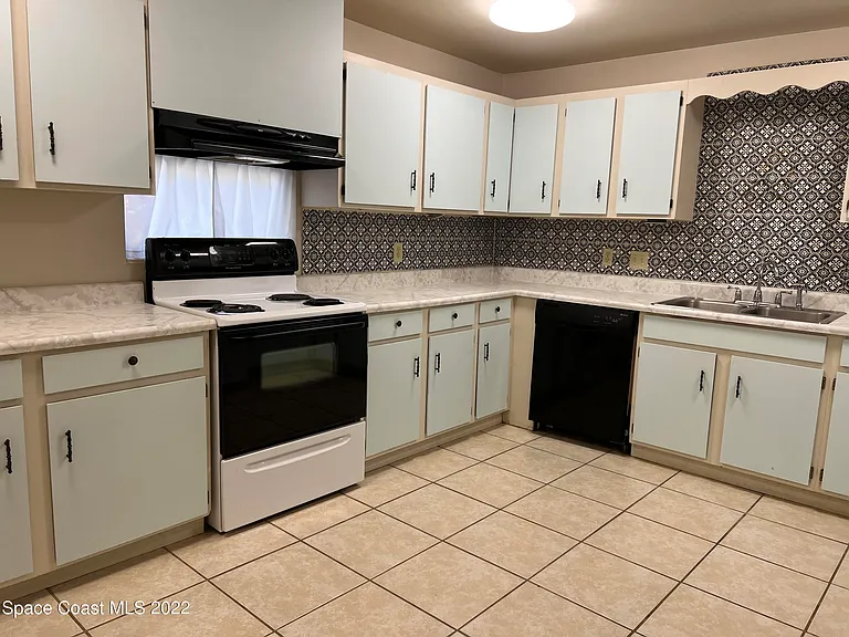 113 Medina St — Photo 2