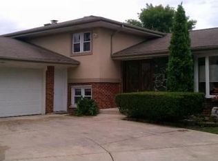 621 Honey Locust Ln, Darien, IL 60561