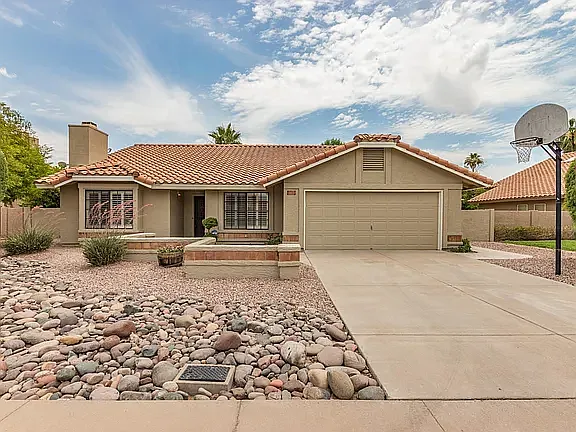 1211 E Drake Dr — Photo 1