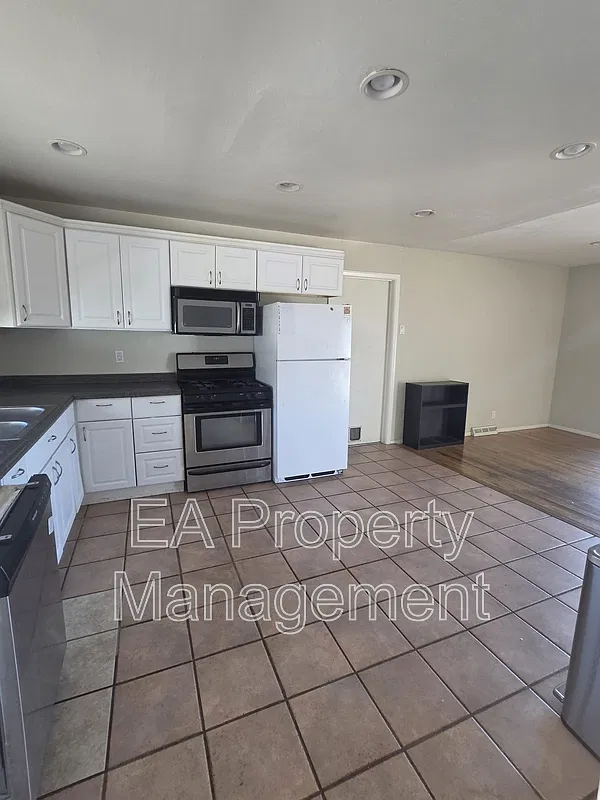 5 bed, 2.0 bath, 2300 sqft, $2,400 — Photo 2