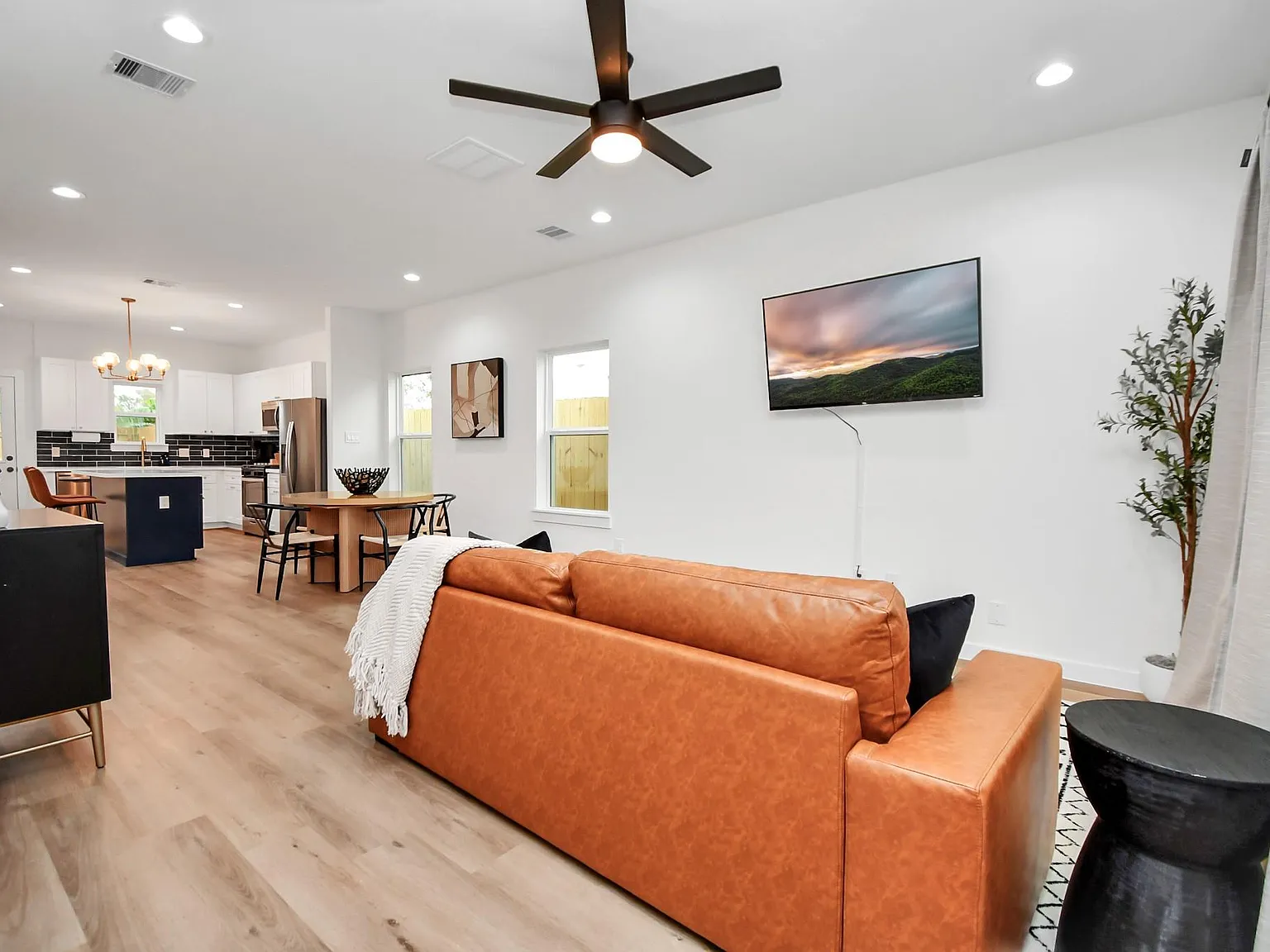 3 bed, 2.5 bath, 1320 sqft, $2,000 — Photo 3