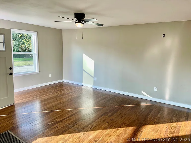 910 Hargrove St — Photo 5