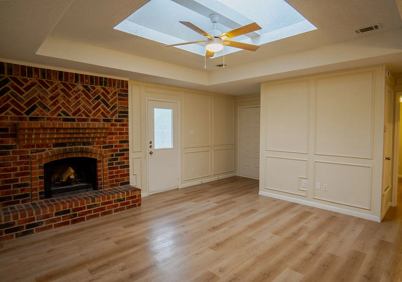 Gorgeous Two Bedroom, Two Bathroom, Two Car Garage Duplex in North Richland Hills! — Photo 3