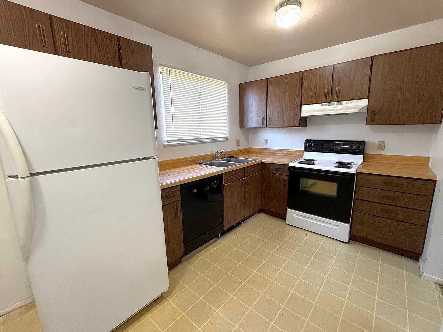 1124 S. Walnut — Photo 3