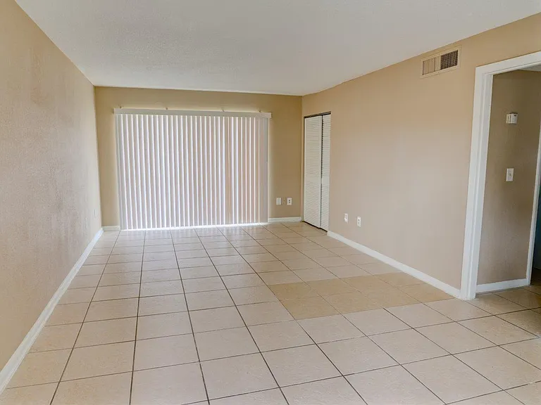 Hibiscus Place Apartments — Photo 3