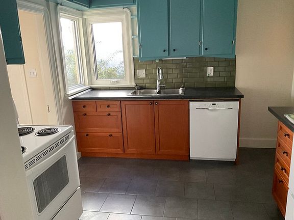 3rd image of 10921 85th Ave NW
