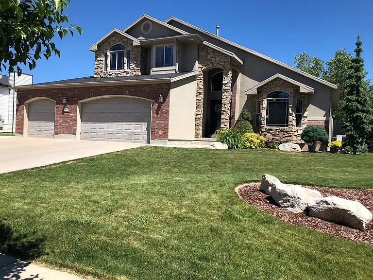 2410 E View Dr — Photo 2