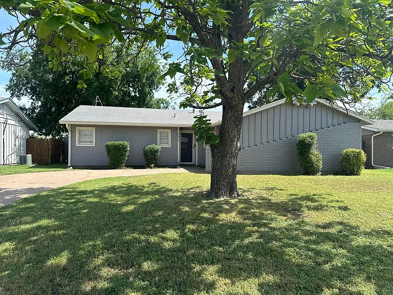3017 Bennett Dr — Photo 2