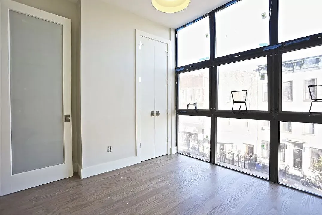 1513 Gates Avenue — Photo 4