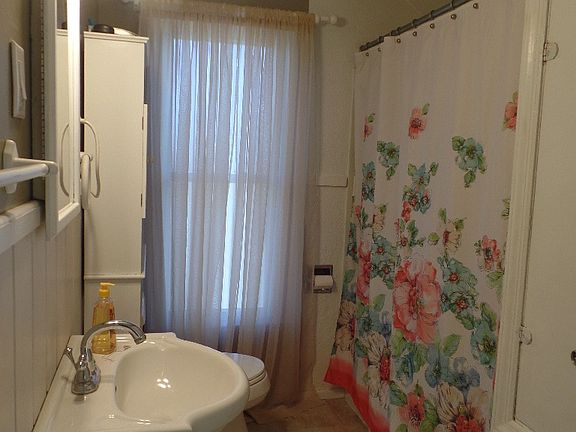 3rd image of 917 E Lawrence St