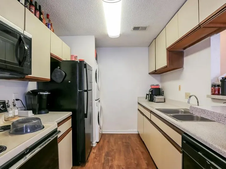 912 W 22nd St #304 — Photo 10