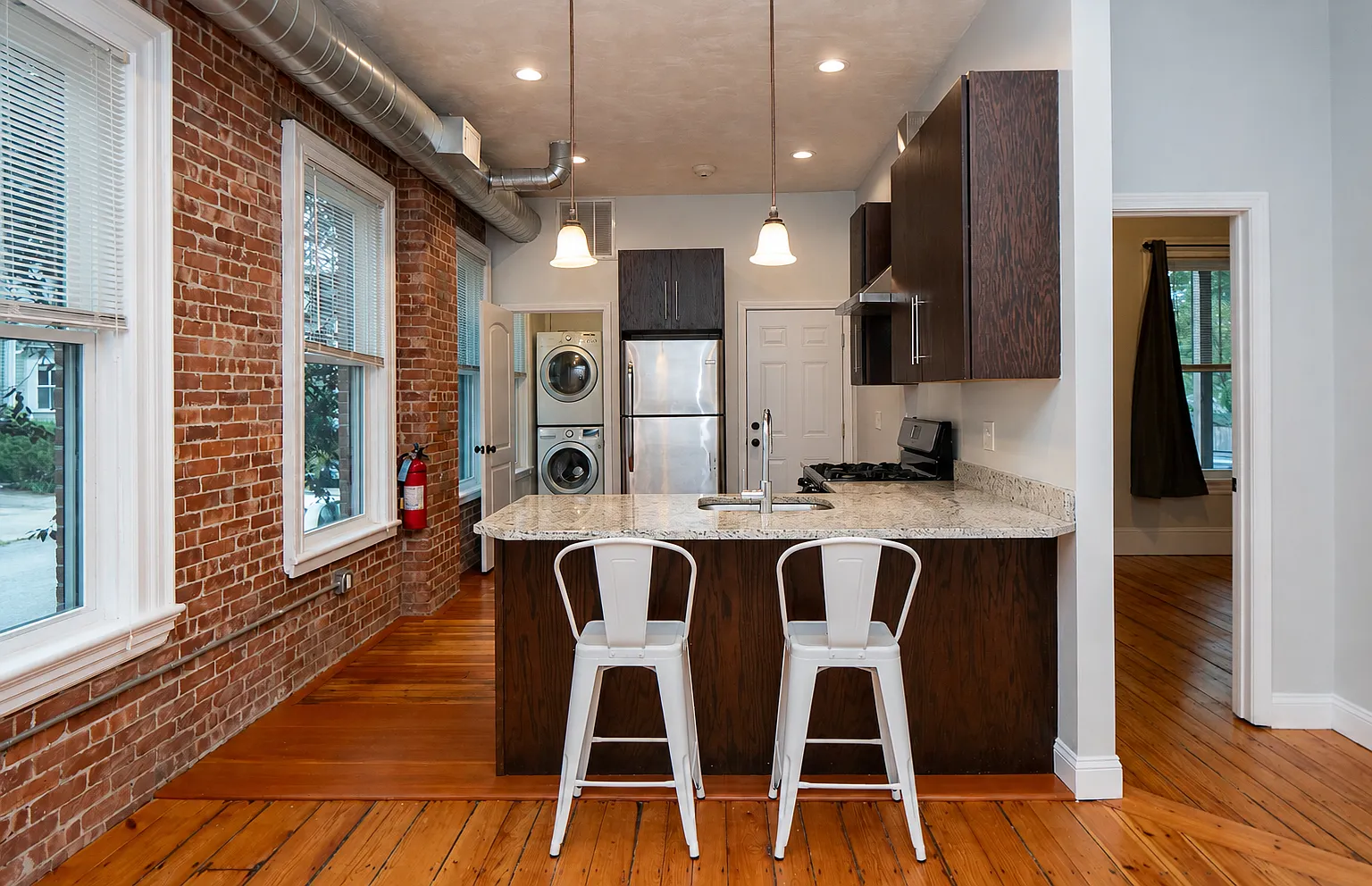 2 bed, 1000 sqft, $1,600 — Photo 2