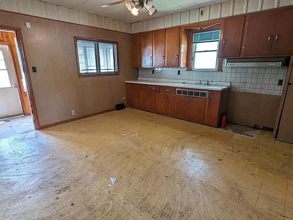4th image of 734 E Illinois St
