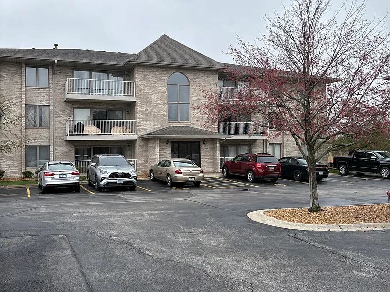 1041 Ashley Ct S #2D — Photo 1