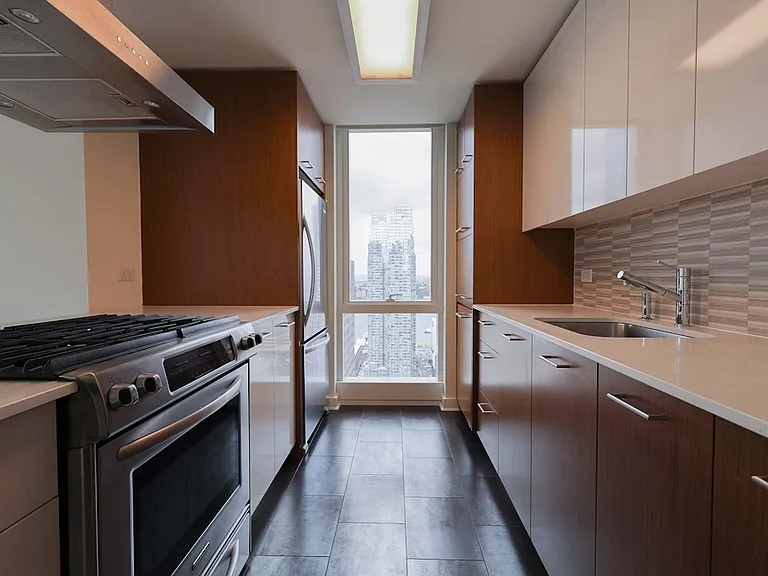 450 W 42nd St #44M — Photo 3