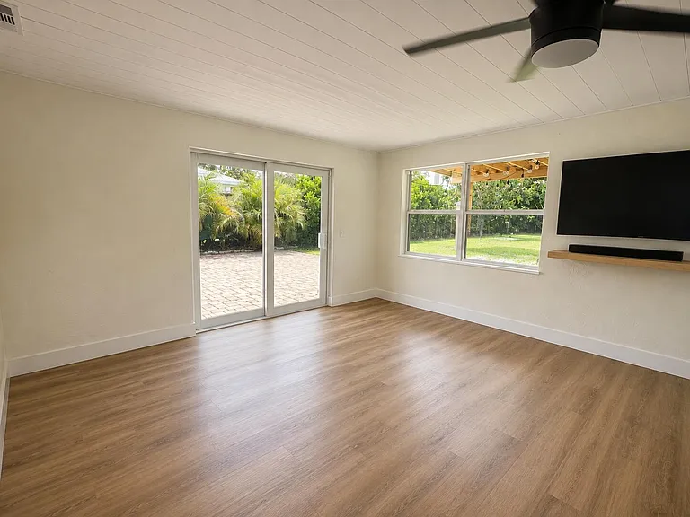 7686 SE Hilltop Ter — Photo 5