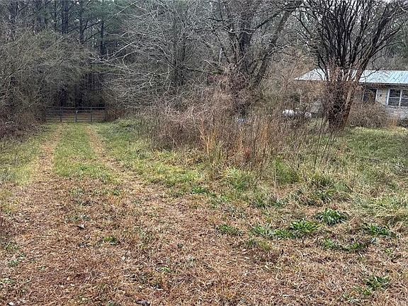 3rd image of 831 Holbrook Rd