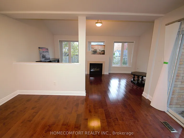 28 Deerwood Cres — Photo 11