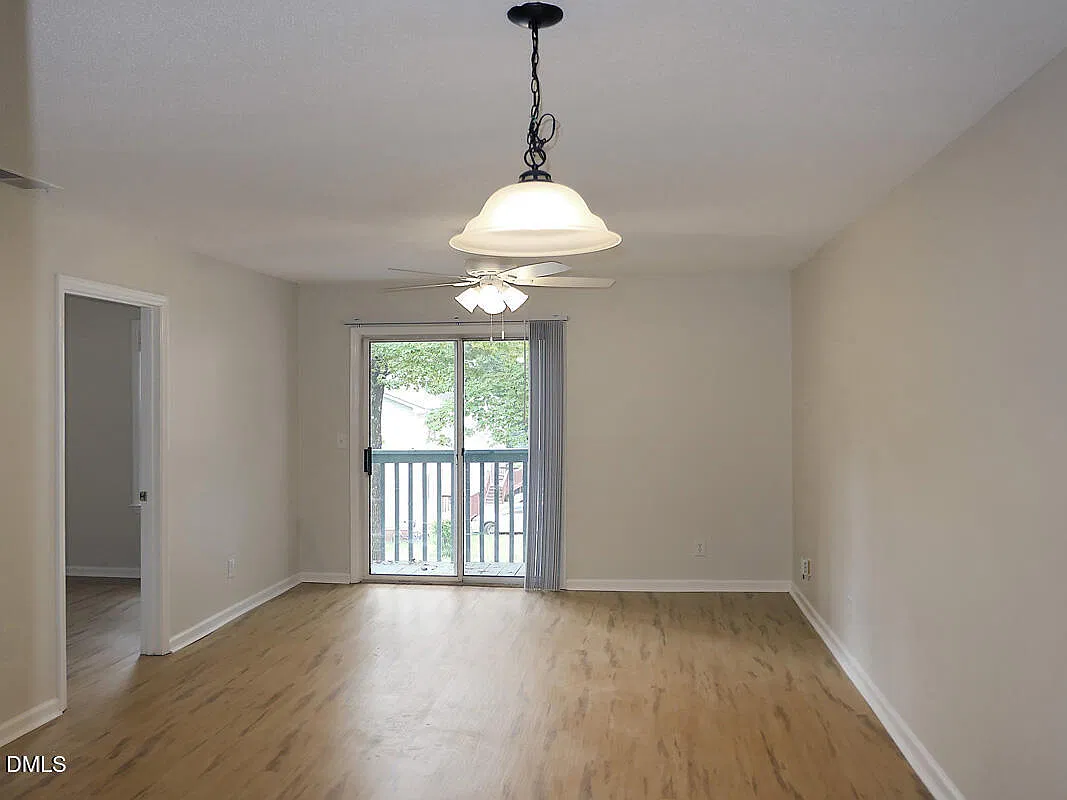 2 bed, 1.5 bath, 850 sqft, $1,050 — Photo 4