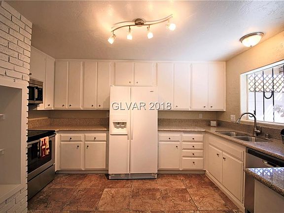 5th image of 674 Greenbriar Townhouse Way