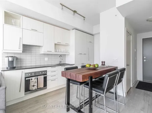 30 Nelson St E #1603, Toronto, ON M5V 0H5