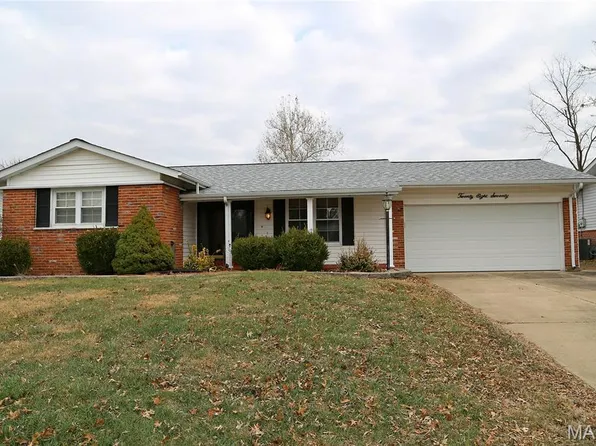 2870 Sussex Dr, Florissant, MO 63033