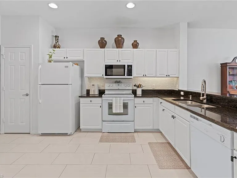 941 Hampton Cir #109 — Photo 14