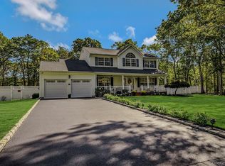 3 Farmhouse Dr, Ridge, NY 11961