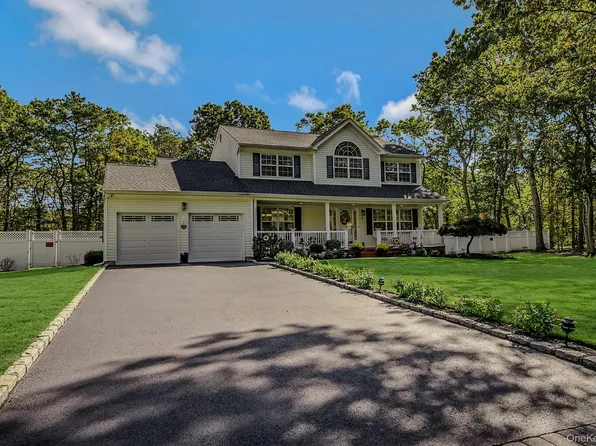 3 Farmhouse Drive, Ridge, NY 11961