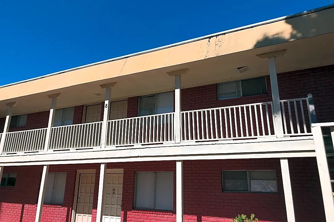 University Manor Apartments — Photo 3