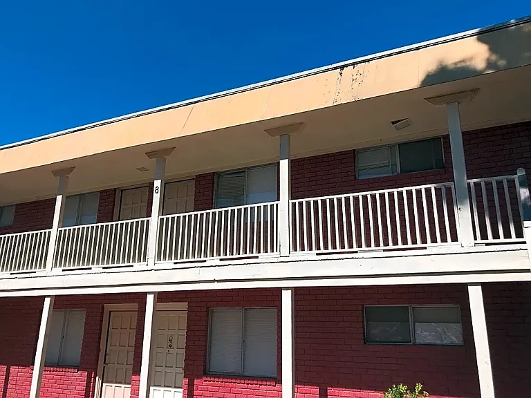 University Manor Apartments — Photo 3