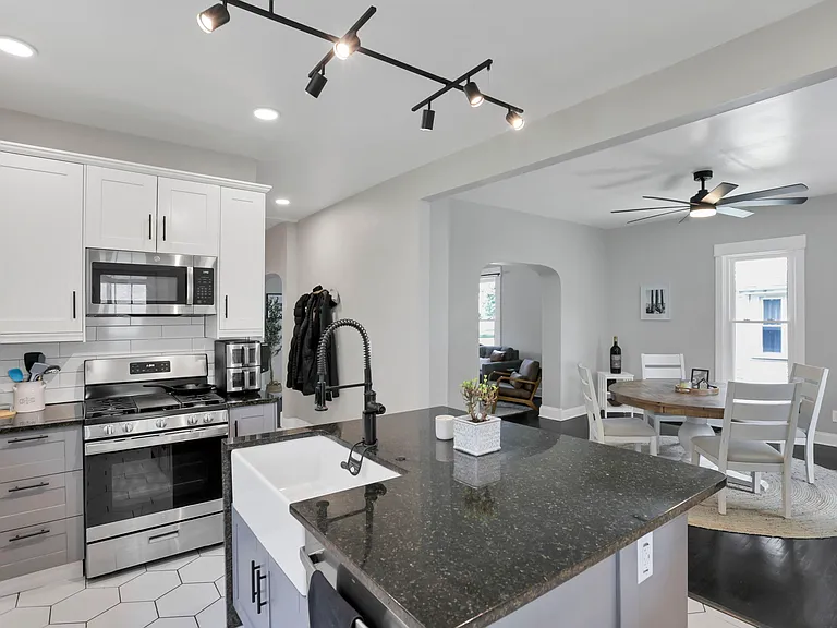 230 N State St — Photo 18