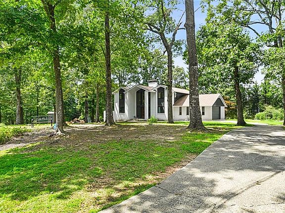 4th image of 1113 Honeysuckle Dr