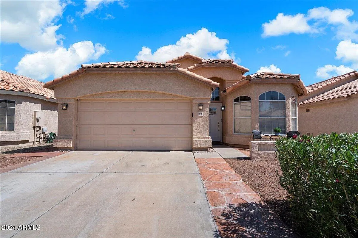 3 bed, 2.0 bath, 1661 sqft, $2,500 — Photo 1