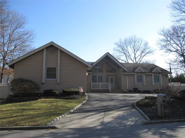 99 13th Ave, Holtsville, NY 11742
