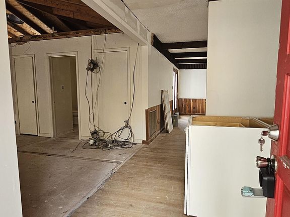 4th image of 2624 Creekview Dr