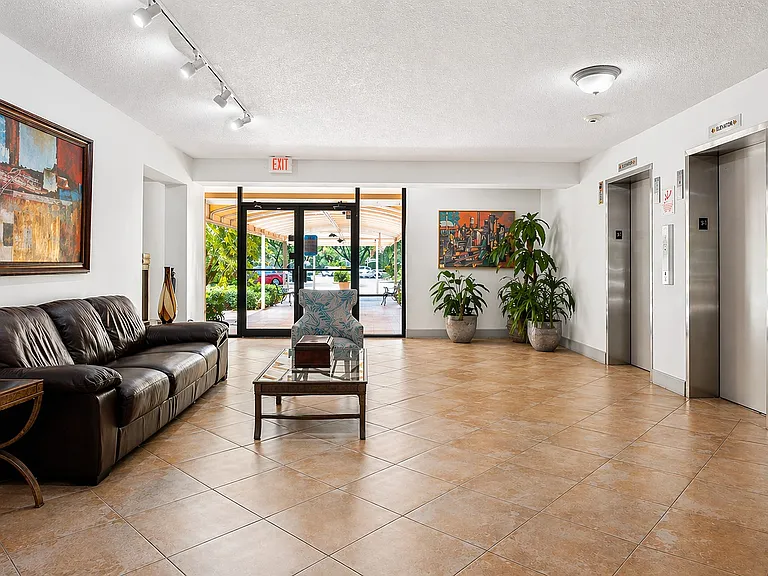 3901 Oaks Clubhouse Dr #205 — Photo 14