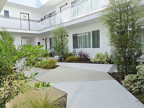 4th image of 3012 S Veteran Ave #5