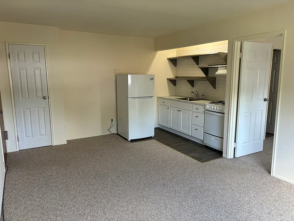 160 W Cedar St #16