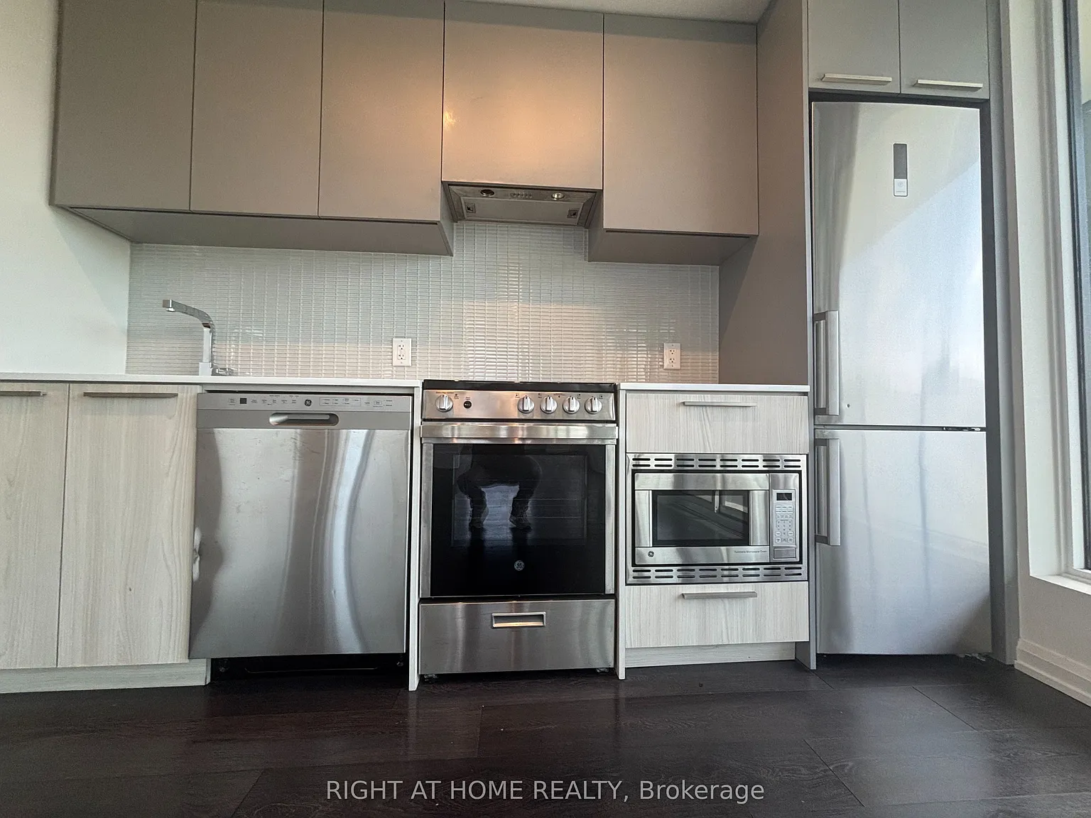 4208 Dundas St W — Photo 4