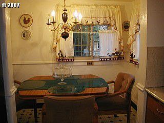 Cute Kitchen Nook! Kitchen Appliances Included!