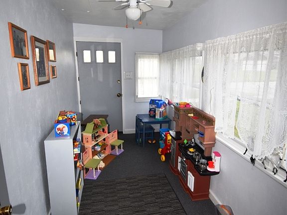 2nd image of 1003 W Armstrong St