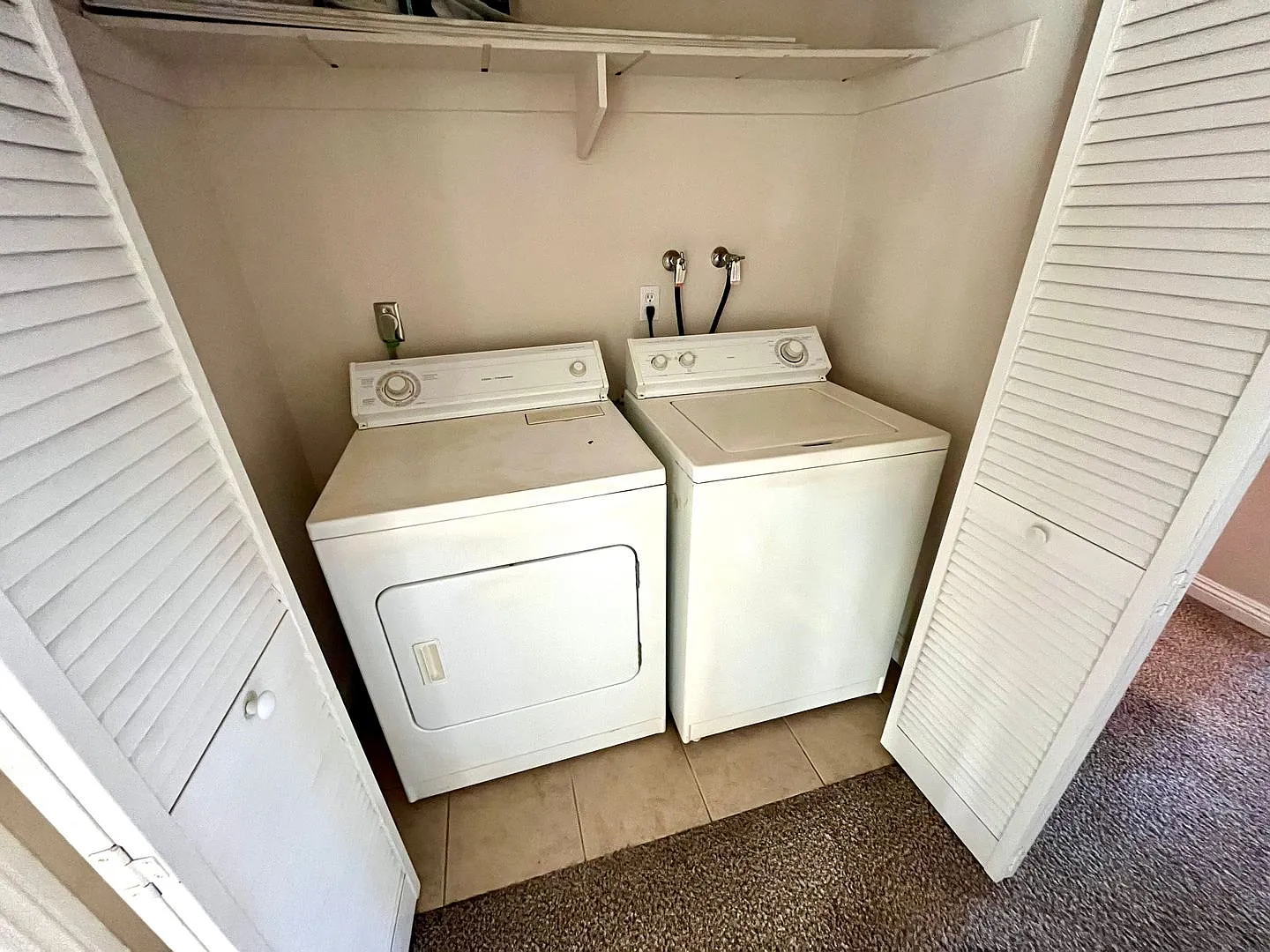 2 Bedroom/2 Bathroom Apartment in Gated Community! Assigned Parking and Washer/Dryer Included — Photo 4