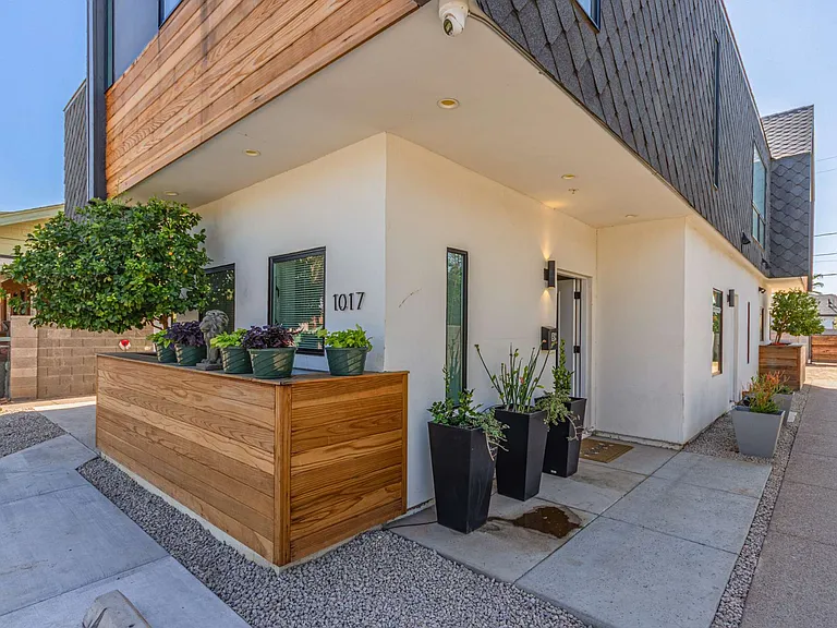 1017 E Garfield St #B — Photo 2